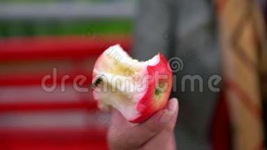 年轻女人咬着吃<strong>苹果</strong>特写。 黄蜂坐在<strong>苹果</strong>上。 4千克